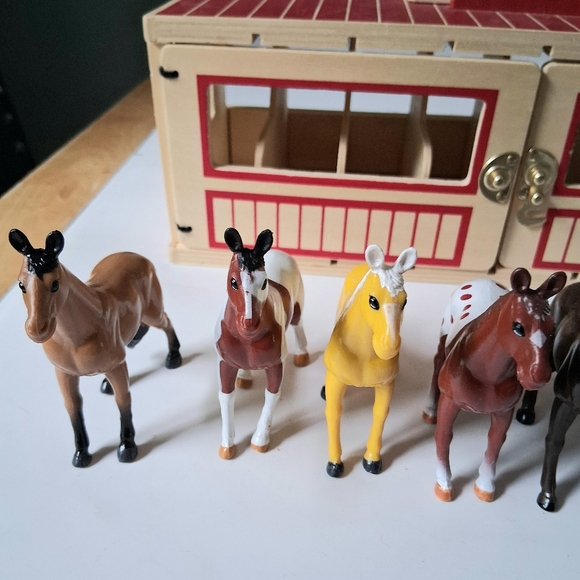 Melissa & Doug Take Along Show Horse Stable Play Set - 3744 Toy horse Figurines - Picture 5 of 16